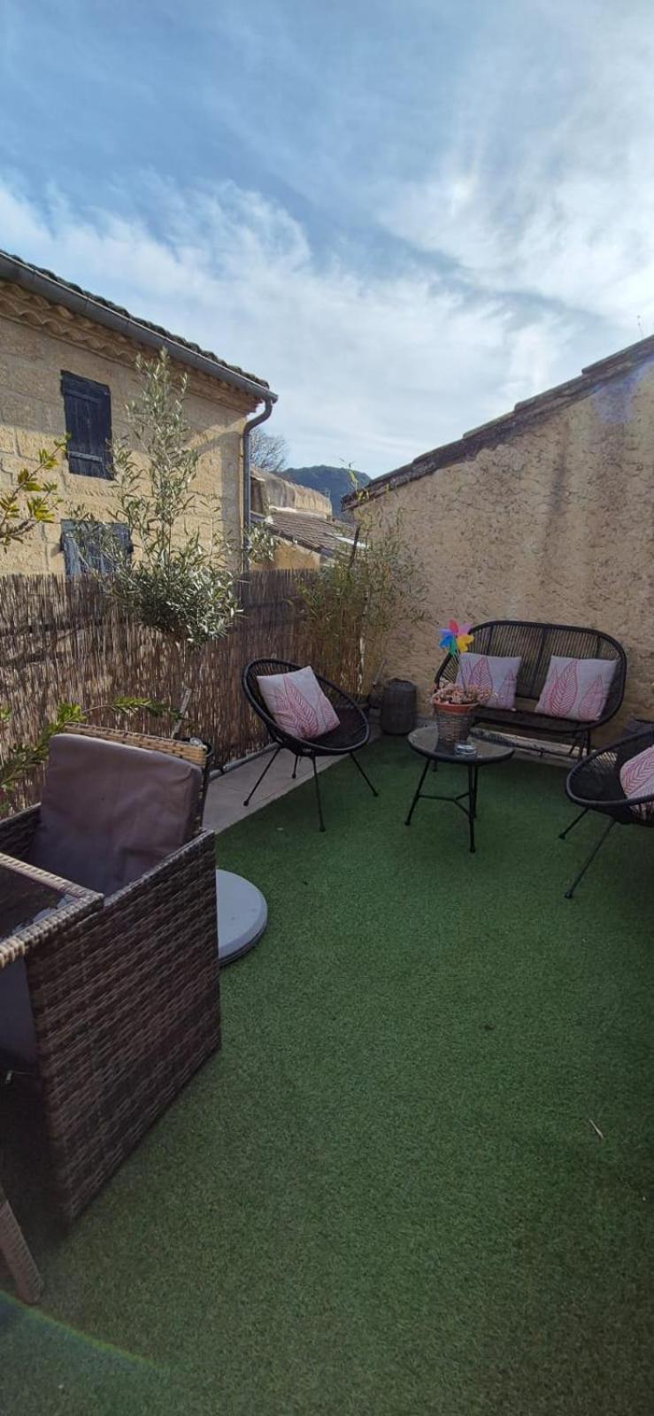 Proche D'Uzes La Terrasse Du Soleil Levant Collias Экстерьер фото